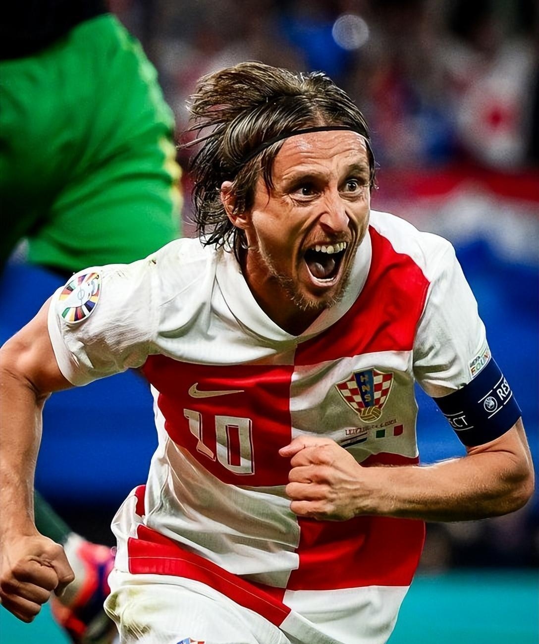 关于里昂险胜巴黎圣日耳曼，莫德里奇补时绝平世界杯的信息